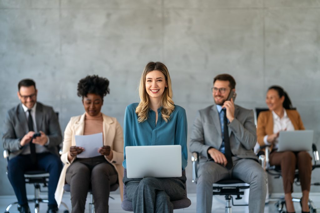 Personas esperando para ser entrevistadas en empresa cliente.